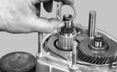 Снимите упорное кольцо