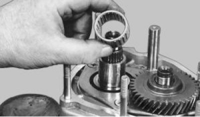 Снимите игольчатый подшипник