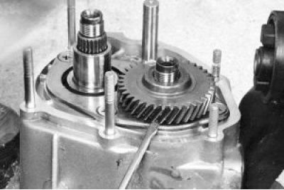 выверните четыре винта крепления пластины подшипников