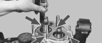 снимите с вторичного вала втулку игольчатого подшипника