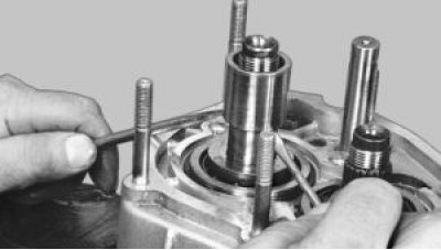 Снимите стопорное кольцо подшипника