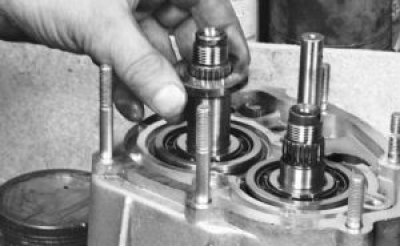 снимите стопорное кольцо подшипника вторичного вала