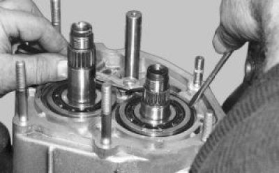 Выверните пробку фиксатора