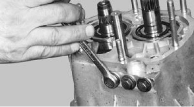 Выверните два болта крепления