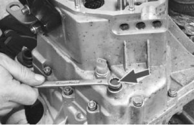 Выверните пробку фиксатора заднего хода