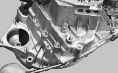 разъедините картеры сцепления и коробки