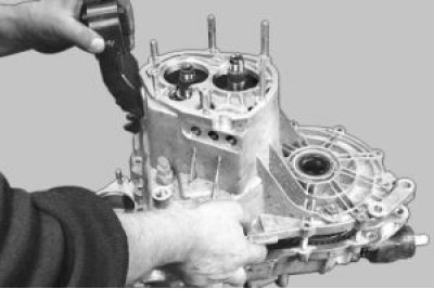 Снимите картер коробки передач