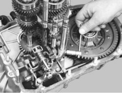 Выверните болт крепления вилки