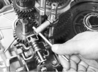 Выверните болт крепления вилки