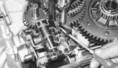 Выведите головку штока