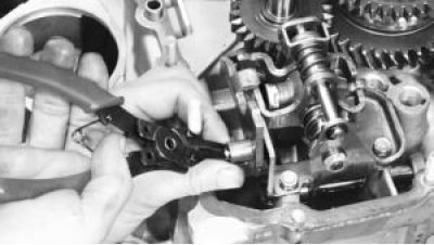 Снимите шестерню заднего хода