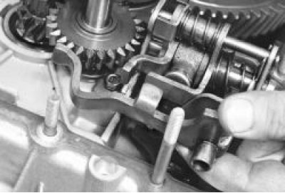 выньте одновременно первичный и вторичный валы