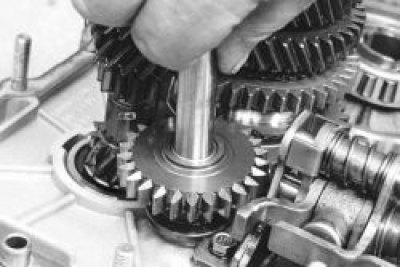 Выньте ведомую шестерню