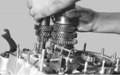 Выверните три болта крепления