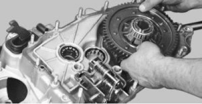 снимите механизм переключения передач