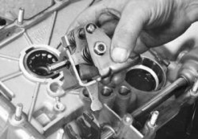 Выпрессуйте передний подшипник