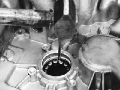 Выпрессуйте подшипник внутрь картера