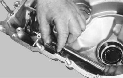 Выньте магнит из картера