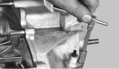 Отверните гайку крепления