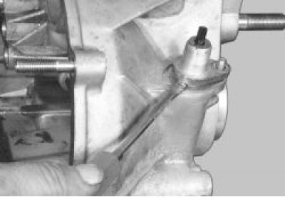 Подденьте отверткой корпус