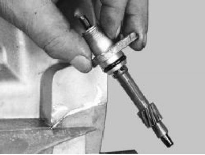 снимите корпус с ведомой шестерней