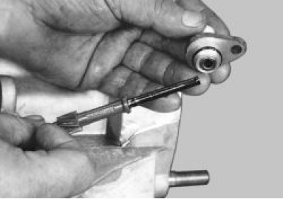 Выньте из корпуса ведомую шестерню