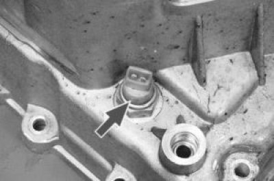 Выверните выключатель света заднего хода