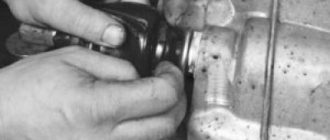 Сдвиньте защитный чехол шарнира