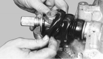 Снимите противоположную кромку защитного чехла