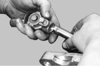 снимите со штока шарнир