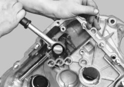 Выверните болт крепления рычага