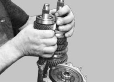 установите их в картер сцепления