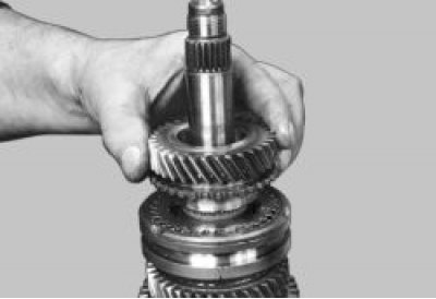 ведомую шестерню IV передачи