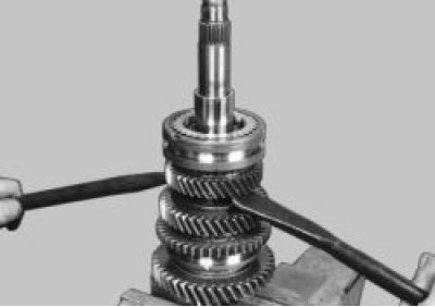 сдвиньте синхронизатор