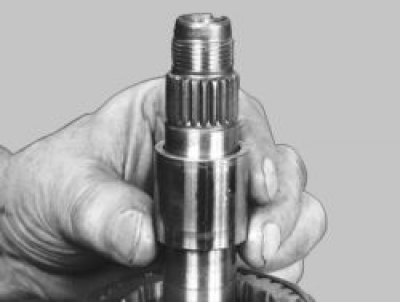 Снимите втулку игольчатого подшипника