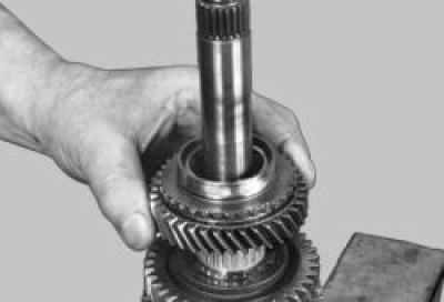 Снимите шестерню III передачи