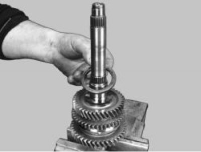 Снимите стопорное кольцо упорных полуколец