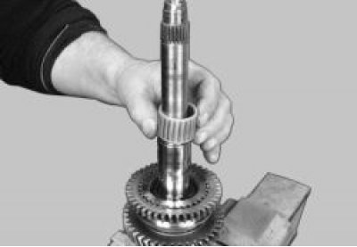 Снимите игольчатый подшипник шестерни II передачи