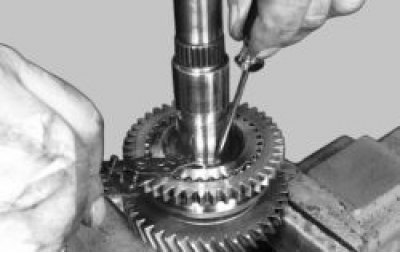 Снимите пружинное стопорное кольцо