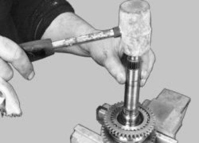 Установите вал шестерни I передачи