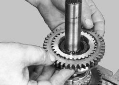 Снимите синхронизатор I и II передач