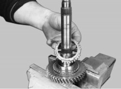 Снимите блокирующее кольцо I передачи