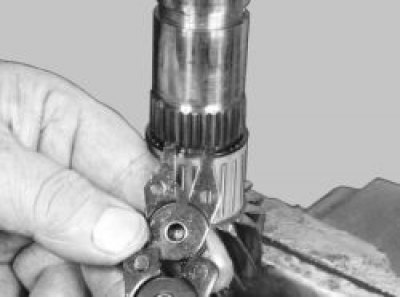 Снимите стопорное кольцо