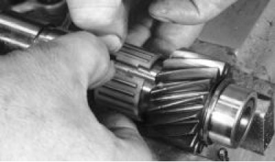 разожмите замок игольчатого подшипника