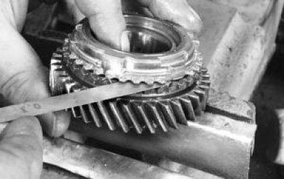 Проверьте зазор между шестернями