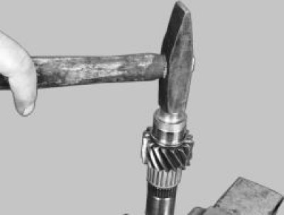 Задний подшипник вала запрессовывайте с помощью подходящей оправки