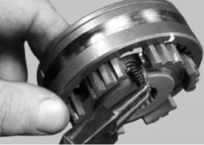 Смажьте пружину фиксатора