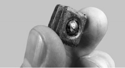 Смажьте сухарь литолом