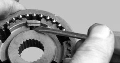 Поправьте отверткой пружину