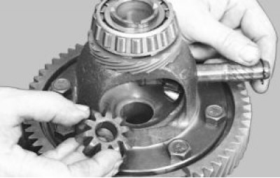 Выньте из корпуса дифференциала ось